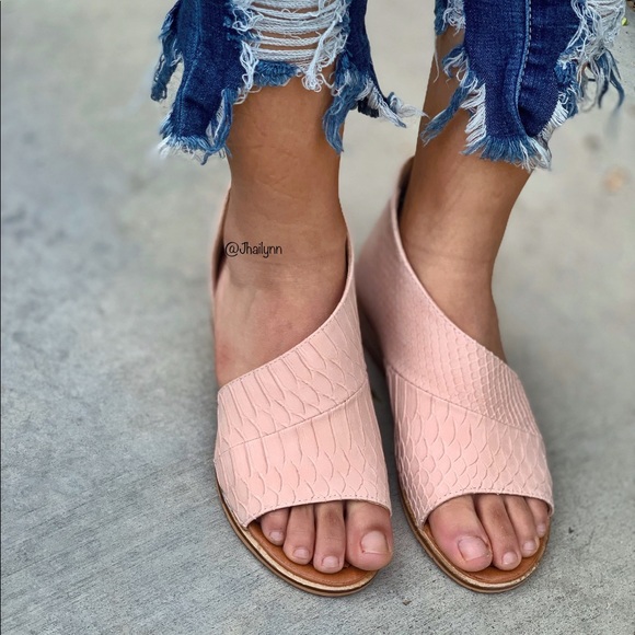 Fabutiq Shoes - HP✨ Blush Snake texture Side cut out flats